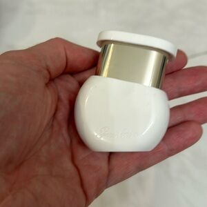 Brand, new, unused GUERLAIN Foundation Brush. Great for travel!!